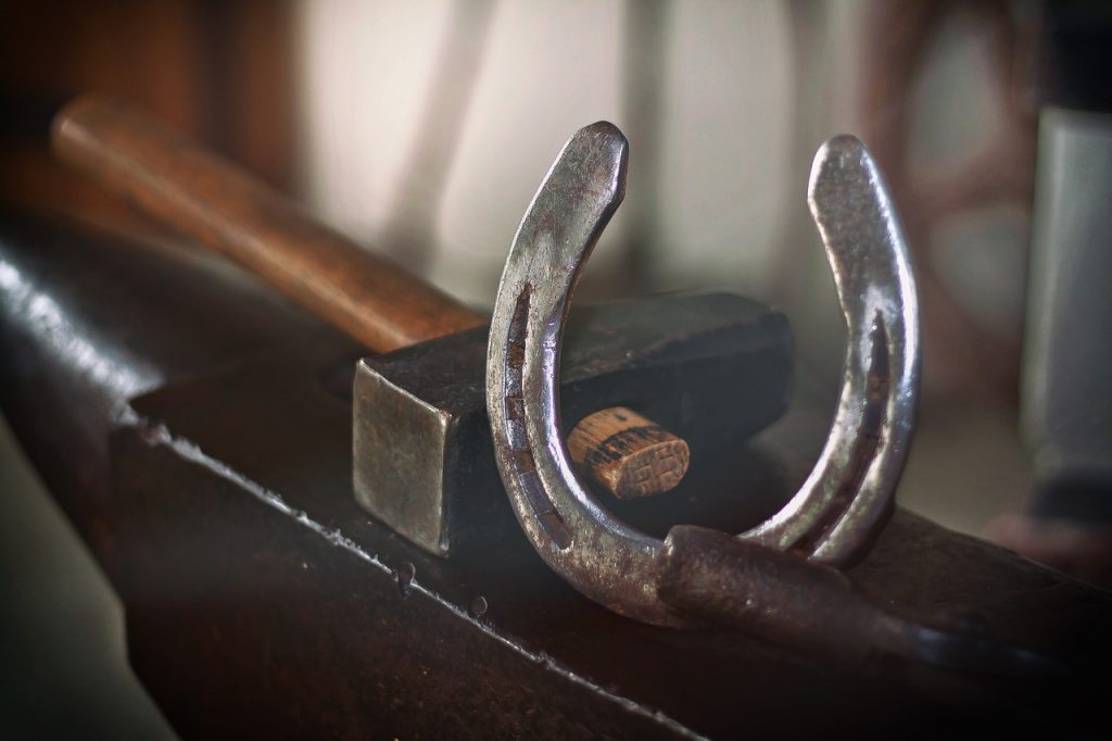 horseshoe, glow, farrier-1516273.jpg